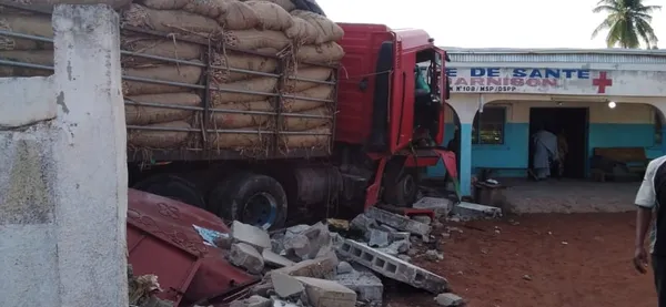 Accident à Niakara : un camion-remorque finit sa course dans une clinique