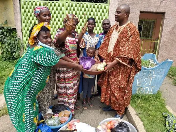 Retour Gbagbo : des femmes du marché de la Riviera offrent des vivres pour l’accueil de Koudou, des images