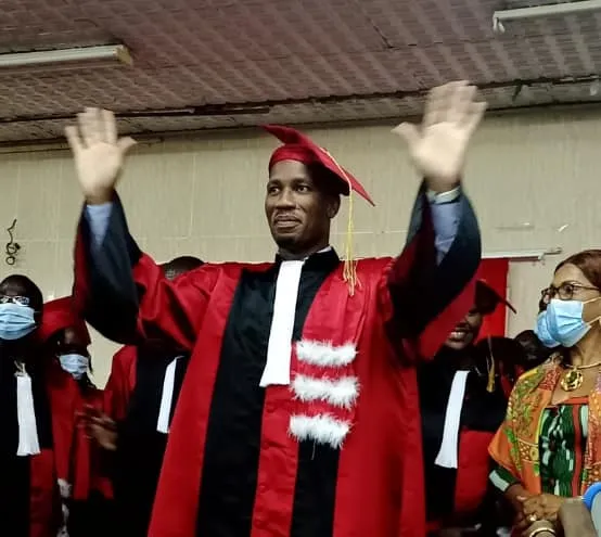 Drogba reçoit son diplôme de doctorat : des images