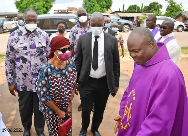 Obsèques de Kouassi Paul : Henriette Bédié pleure avec son « fils »