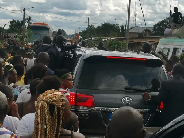Gbagbo : impossible d’arriver à Mama, son cortège stoppé, des images