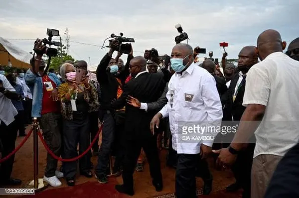 Gbagbo se recueille sur la tombe de sa mère à Blouzon
