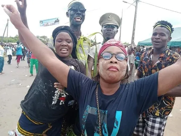 Laurent Gbagbo : Mama en fête avant son arrivée, des images