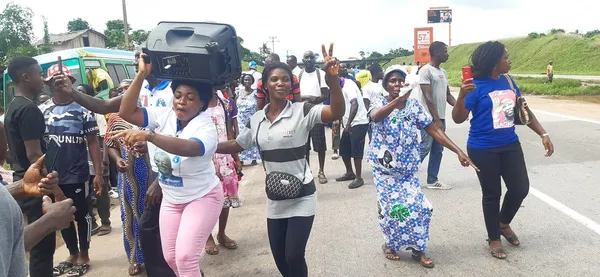 Gbagbo en route pour Mama fait le show avec la population de Sikensi : vidéo