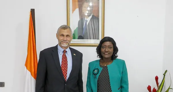 Relance école ivoirienne: l’Ambassadeur des États-Unis à Abidjan chez Mariatou Koné, des images de la rencontre