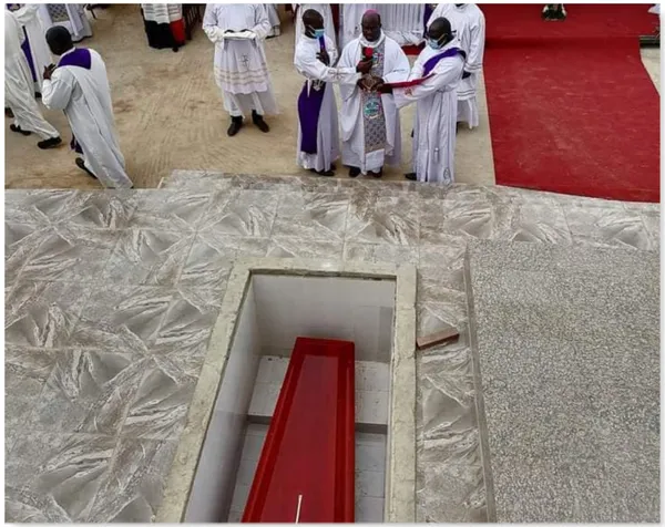 Inhumation : Mgr Bruno Kouamé repose à jamais en la cathédrale d’Abengourou