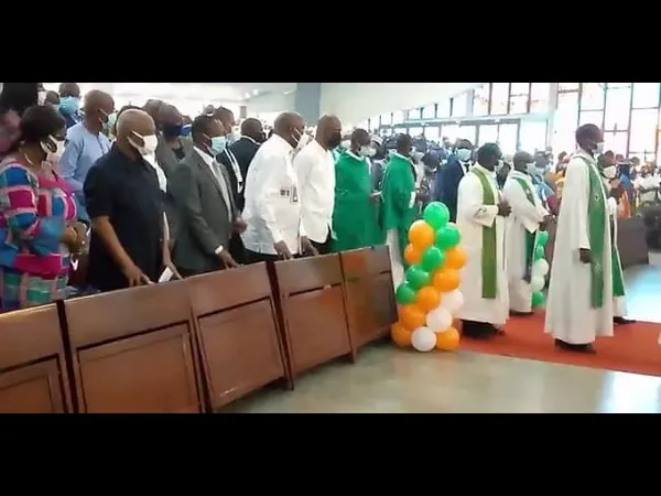 Gbagbo assiste à la messe à la cathédrale St Paul : vidéo