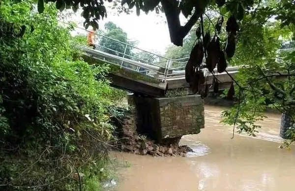 Côte d’Ivoire : le pont qui relie Aboisso-Abengourou a cédé, des images