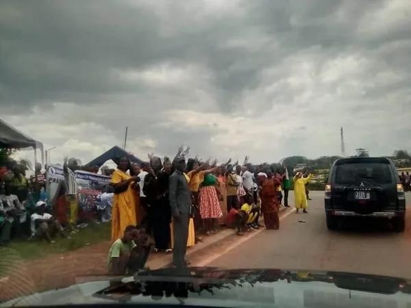 En route pour Daoukro, le cortège de Gbagbo met le « feu » à Akoupé