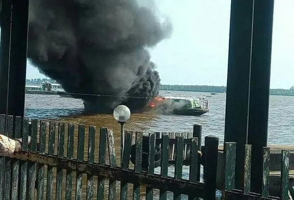 Un bateau-bus de la Sotra prend feu au quai de Blockauss ce 25 juillet 2021
