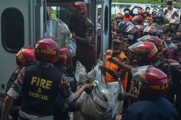 Gigantesque incendie d’une usine au Bangladesh : plus de 50 morts