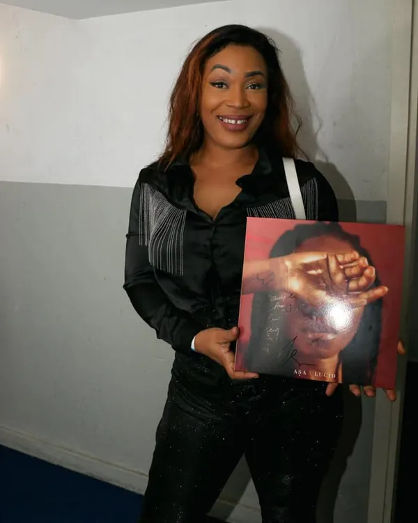 Concert d’Asa à Abidjan : la chanteuse rend des honneurs à Josey