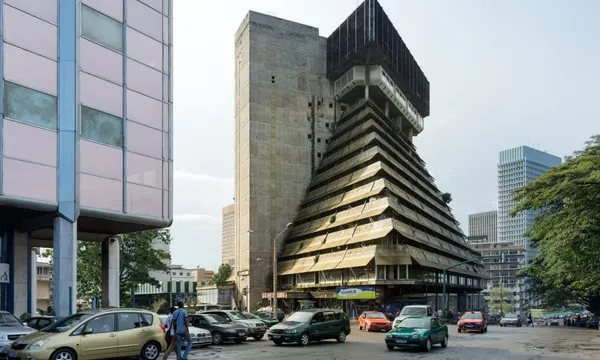 Pyramide Abidjan Plateau : à qui appartient vraiment l’immeuble ?