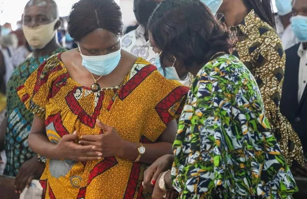 Mariatou Koné et Simone Gbagbo à la levée de corps de Marguerite Sempah
