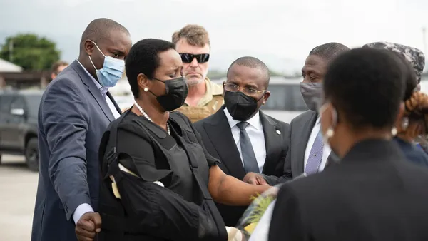 Martine Moise, l’épouse du président haïtien assassiné, sortie de l’hôpital, est rentrée en Haïti : des images