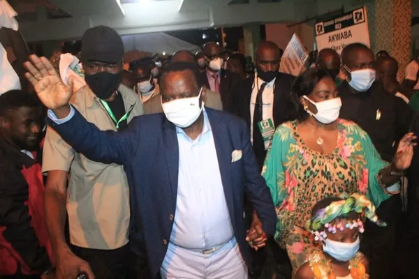 Noël Akossi Bendjo de retour en Côte d’Ivoire : des images de son arrivée