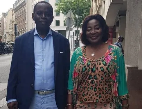 Noël Akossi Bendjo et son épouse en route pour Abidjan : des images partance pour l’aéroport