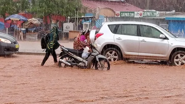 Alerte rouge à Abidjan : fortes pluies sur la ville ce lundi, montée des eaux signalées