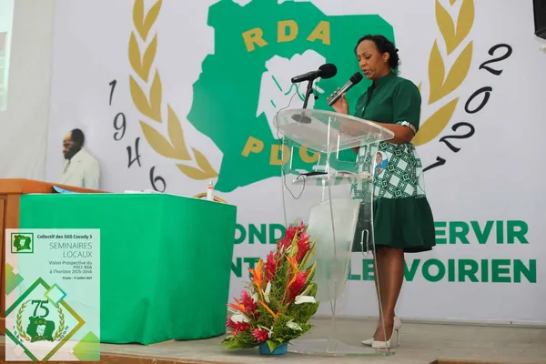 Yasmina Ouégnin parle à Billon