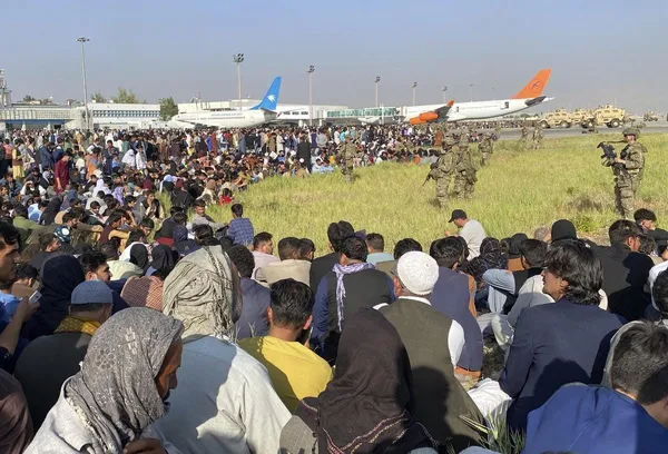 Des milliers d’Afghans piégés à l’aéroport de Kaboul