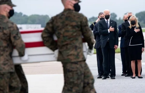 Militaires américains tués à Kaboul: critiqué, Biden se recueille devant les dépouilles des 13 soldats