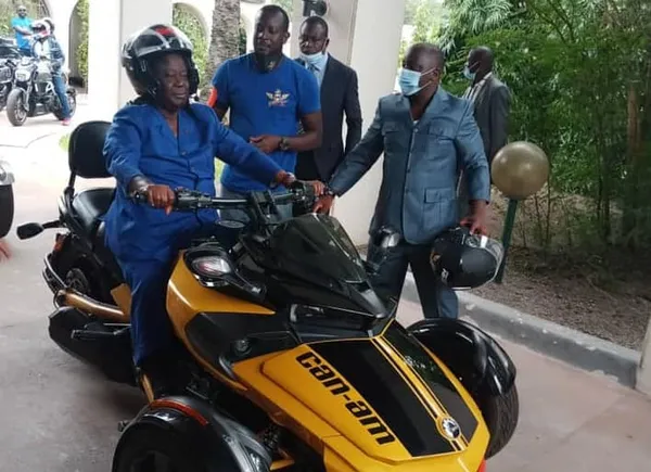 Henri Konan Bédié en route pour 2025 sur sa moto : [Images]