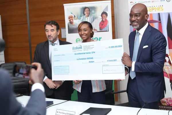 Le Groupe ECOBANK et la Fondation SEPHIS procèdent à la signature d’une convention de collaboration
