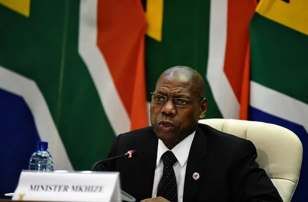 Afrique du Sud: accusé de corruption, le ministre de la Santé quitte le gouvernement