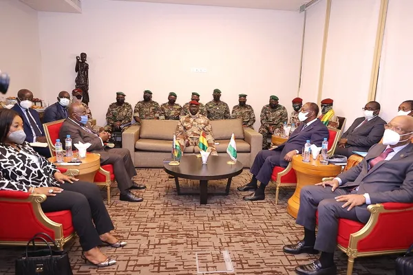 Guinée : Ouattara et Nana Akufo-Addo donnent 6 mois au colonel Mamady pour des élections
