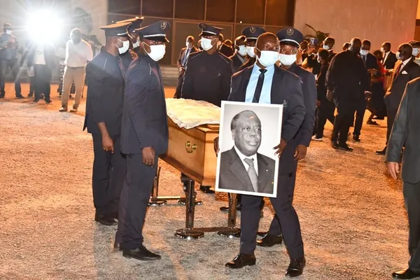 Charles Konan Banny : arrivée insoutenable à Abidjan de sa dépouille mortelle, des images