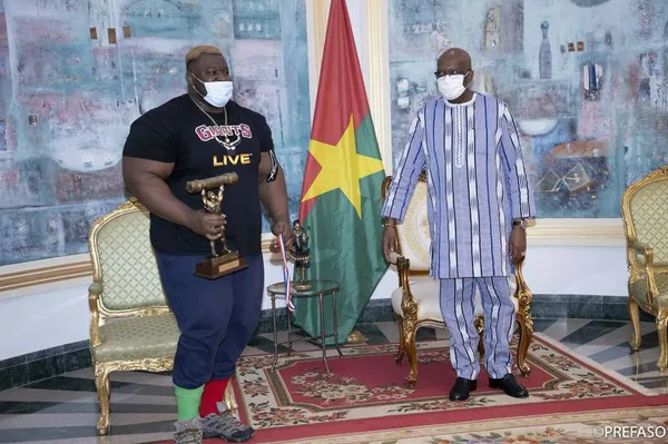 Champion du monde de « Log lift » : Iron Biby reçoit les félicitations de Roch Kaboré