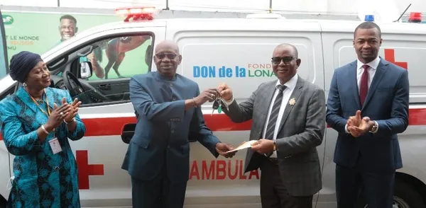 LONACI : la Fondation remet six ambulances et deux véhicules 4×4