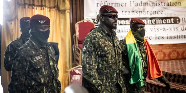 Le colonel Mamady Doumbouya prête serment en tant que président de la transition en Guinée