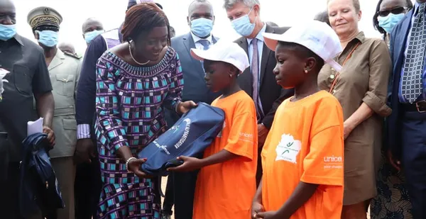 Distributions kits scolaires, Mariatou Koné met en garde les directeurs d’écoles: « que les manuels ne soient ni vendus, ni achetés »