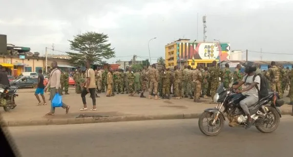 Ouattara au Ghana : que cache la présence des militaires dans les rues d’Abobo ?