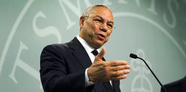 Colin Powell : le 1er Afro-Américain à avoir occupé le poste de chef d’état-major des armées aux USA est mort