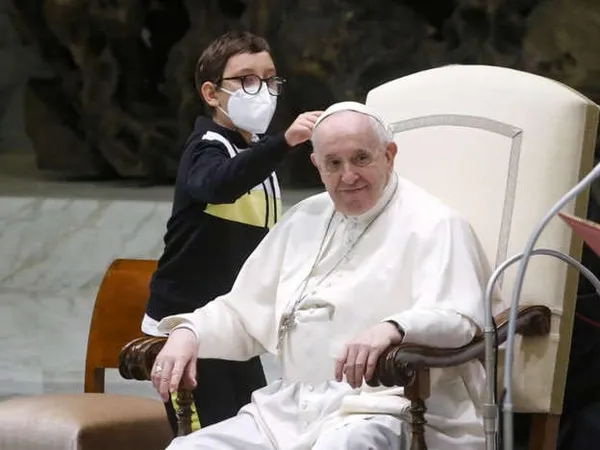 Vatican: un enfant cherche à prendre la calotte du pape