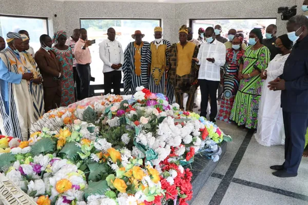 Un ministre de Ouattara sur la tombe de Robert Guéï