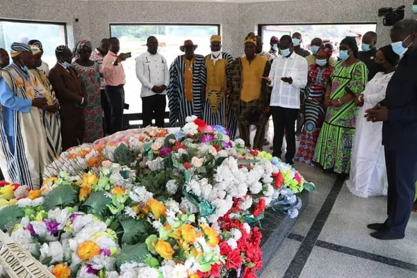 En visite à Kabakouman, Vagondo Diomandé s’incline sur la tombe de feu Guéï Robert