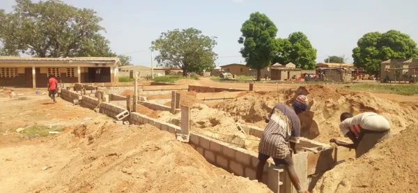 Des salles de classe en construction à Doropo