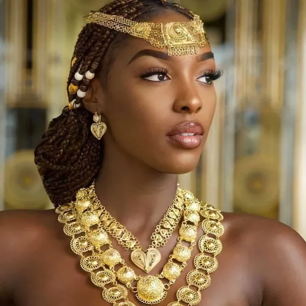 Tenue de miss: Olivia Yacé en robe cauris