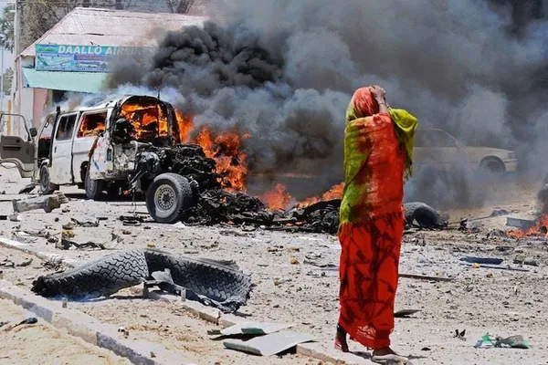 Double attentat à la voiture piégée à Mogadiscio, Somalie: au moins 100 morts