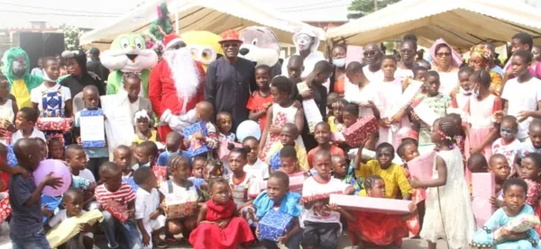 Arbre de Noël 2021 à Yopougon: le maire cadeaute plus de 8000 enfants