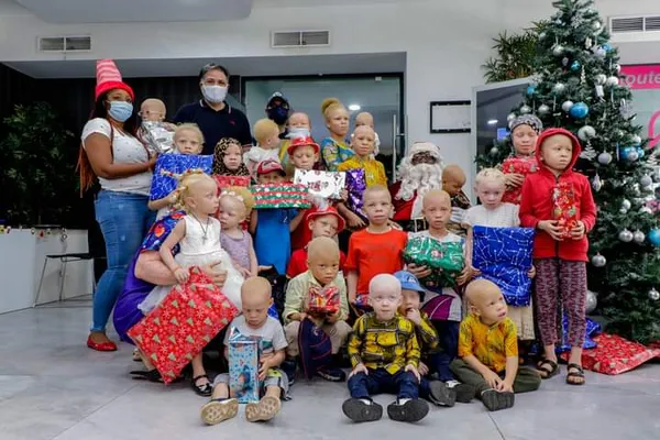 Arbre de Noël 2021 Polyclinique Farah: Hayek Hassan donne le sourire aux enfants albinos