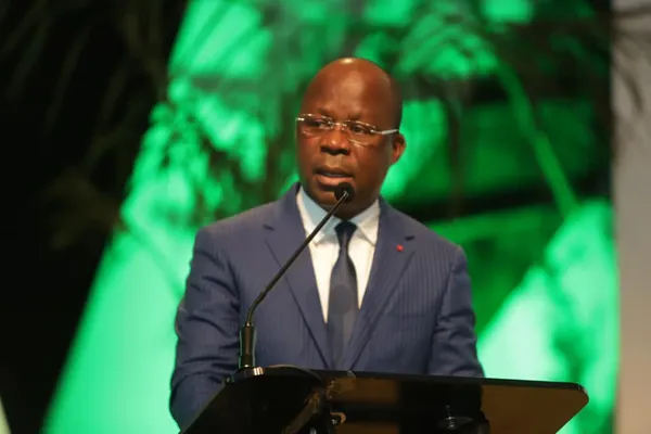 Noël 2021: le ministre Pierre Dimba cadeaute des enfants hospitalisés
