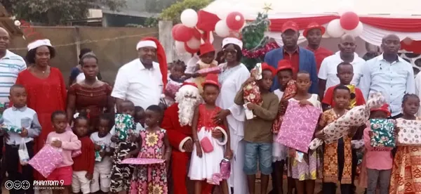 Arbres de noël 2021 à Daoukro : des cadeaux pour 250 enfants
