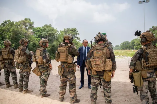 Côte d’Ivoire: Eric Zemmour s’affiche avec des soldats français à Abidjan, colère à Paris