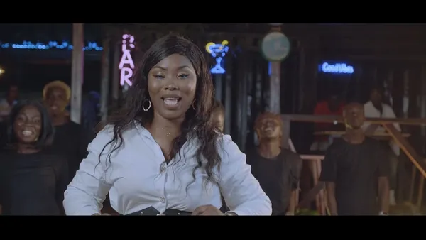 Roseline Layo : « Donnez nous un peu », clip et parole