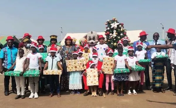 Noel 2021 à Arrah : la ministre Harlette Badou N’guessan cadeaute 2 000 enfants