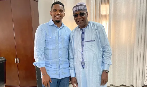 Samuel Eto’o : Quand la star camerounaise serre la main d’un « Géant », Ahmadou Danpullo